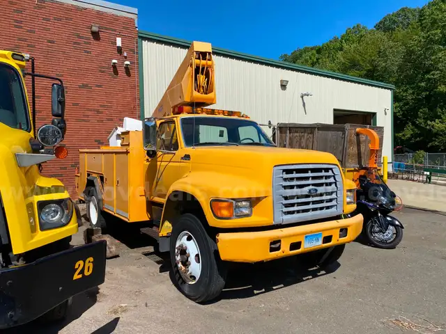 1998 Ford F800 Bucket Truck