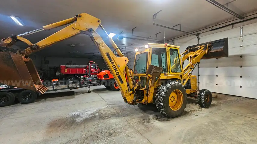 1986 Ford 555 B Backhoe + Attachments