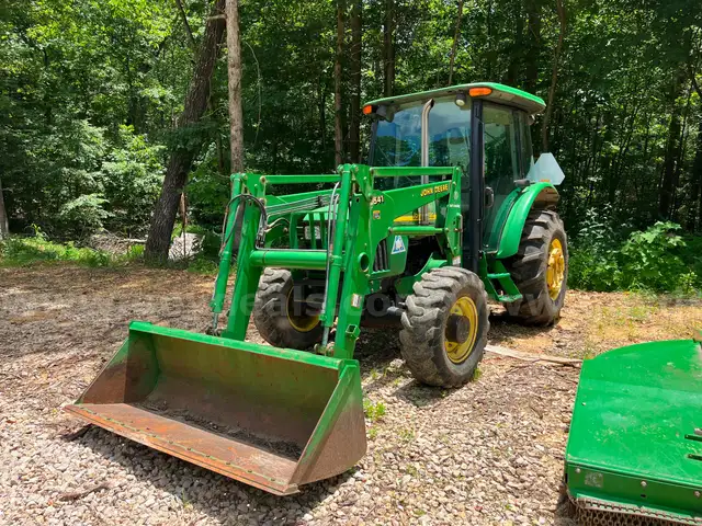 2004 John Deere 5420 Tractor with 541 Front Bucket Attachment