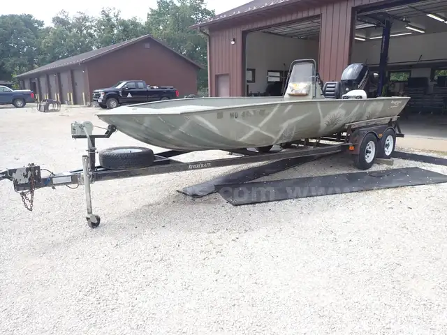 2006 8ft wide 20.6ft long Lowe Roughneck Boat