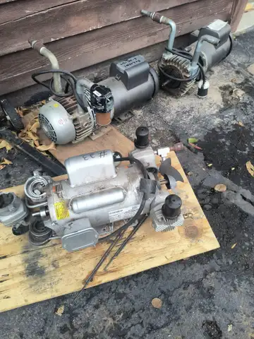 4 PUMPS  GAST AIR PUMPS
