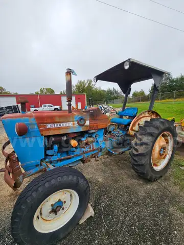 Ford 2000 tractor
