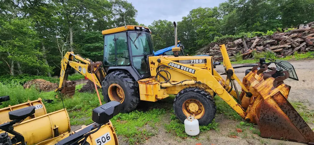 JOHN DEERE 710 BACKHOE