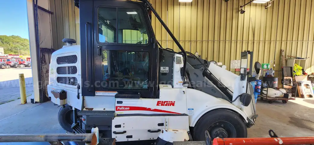 PELICAN STREET SWEEPER