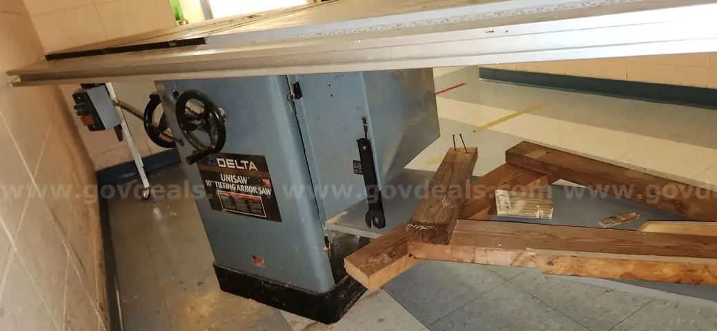10&#x22; DELTA TABLE SAW