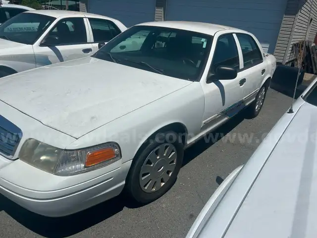 TAG #13590 2011 FORD CROWN VICTORIA CAR #133