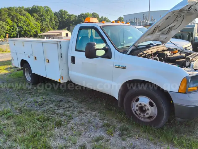 PWS-028089 &#x26; PWS-006344 2005 FORD F350 TRUCK WITH SERVICE BODY #403