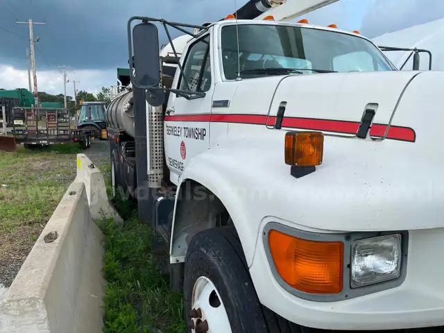 1997 Ford F800 Vacuum Truck