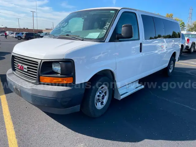 2017 GMC Savana 3500 Passenger VAN, 4.8L V8