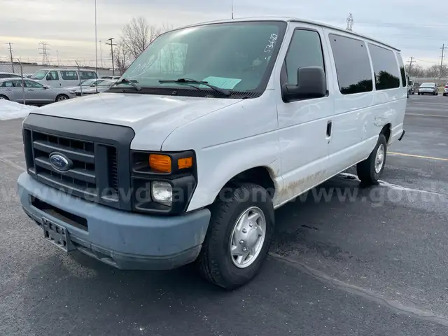 2013 Ford Econoline Passenger Van, 5.4L V8 *LOW MILES*