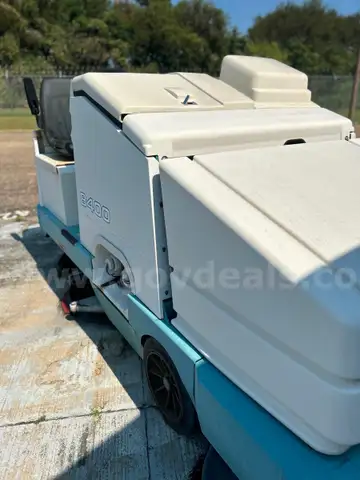 RIDING FLOOR SCRUBBER / SWEEPER