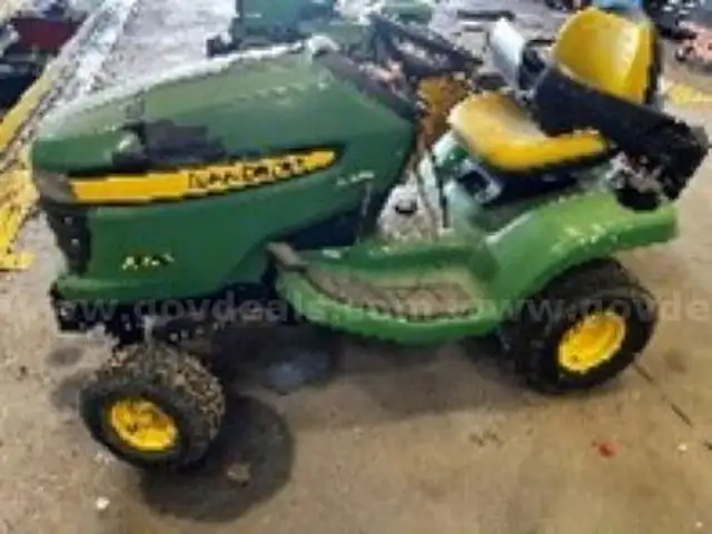 John Deere  Lawn Tractor