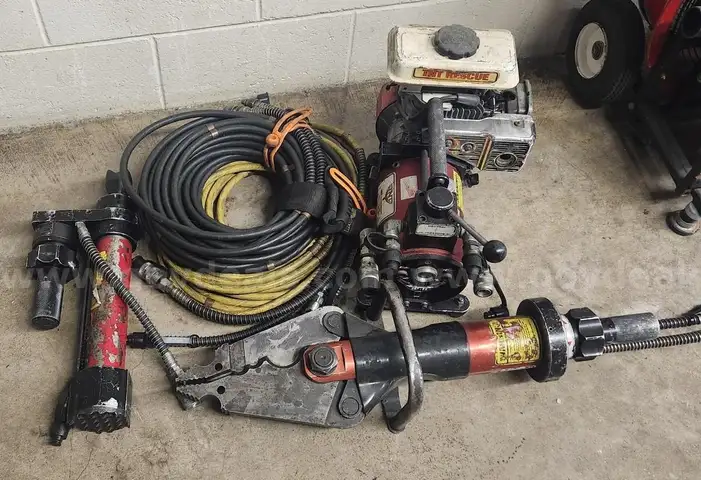 TNT hydraulic pump with two hydraulic hoses, TNT Ram, and TNT combination tool
