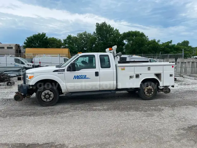 2015 Ford F350 4X4 Gas, W/8 ft Svc body, pull out bed slide, Cab protector, Go Lights, Amber Strobe, Speaker &#x26; Hyrail
