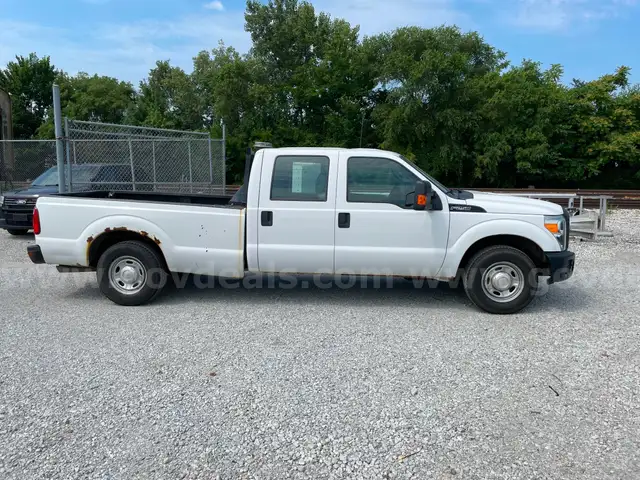 16415, 2016 Ford F250 Gas 6.2L V8, 8 ft bed, cab guard, Amber Strobe, LT245/75R17 tires.