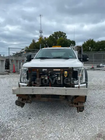 2017 Ford F550 Gas 6.8L V10 dual rear wheels, 8 ft Svc body, Crane, hose reel, Amber Strobe &#x26; Hyrail
