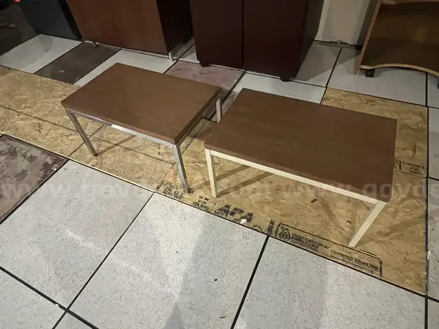 2 small side tables / coffee tables