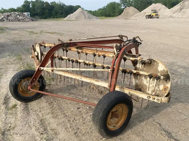 INTERNATIONAL 35 POWERED HAY RAKE