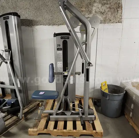 Leg Extension/Leg Curl: Cybex VR1