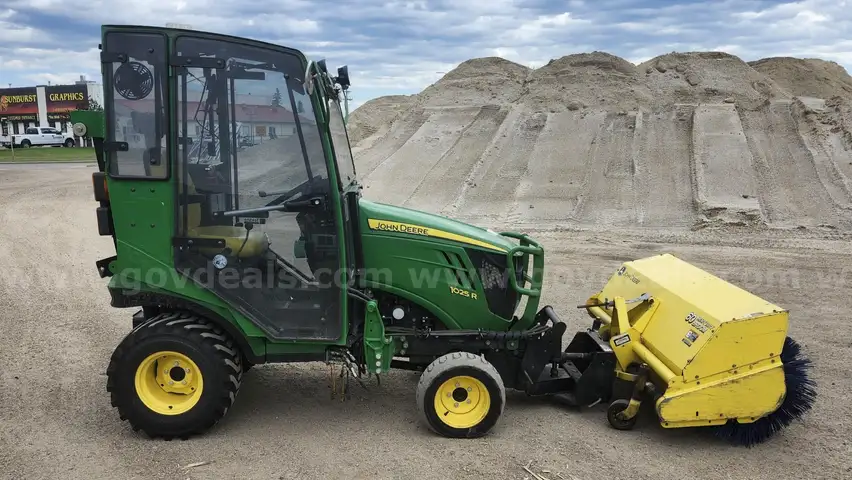 2016 John Deere 1025R Sub-Compact Riding Tractor w/ Snowblower, Loader and Broom
