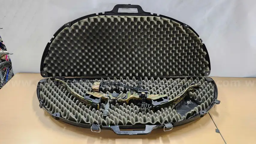 Compound Bow (Cobra Bowhunting Products) with Bow Case (Field Locker)