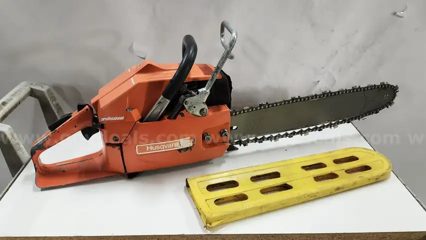 Gas Chainsaw with Case: Husqvarna 162SE