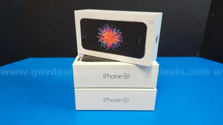 Lot of Three (3) Cell Phones: Apple iPhone SE (1st generation)