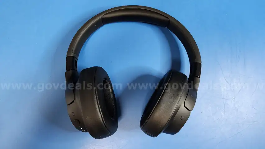 Headphones: JBL Tune 770NC