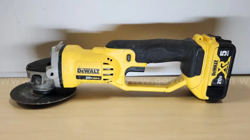 Cordless 4-1/2&#x22;/5&#x22; Grinder with Battery: Dewalt DCG412