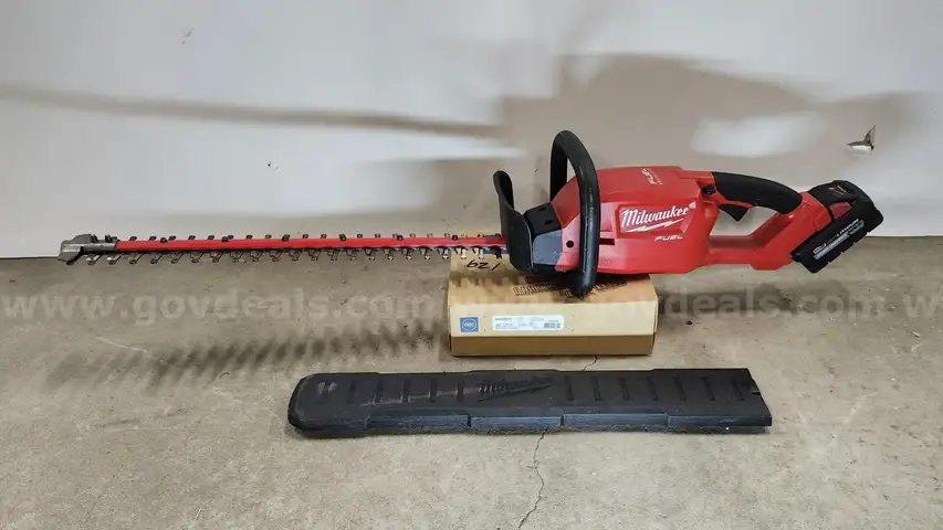 Cordless Hedge Trimmer with Battery: Milwaukee 2726-20