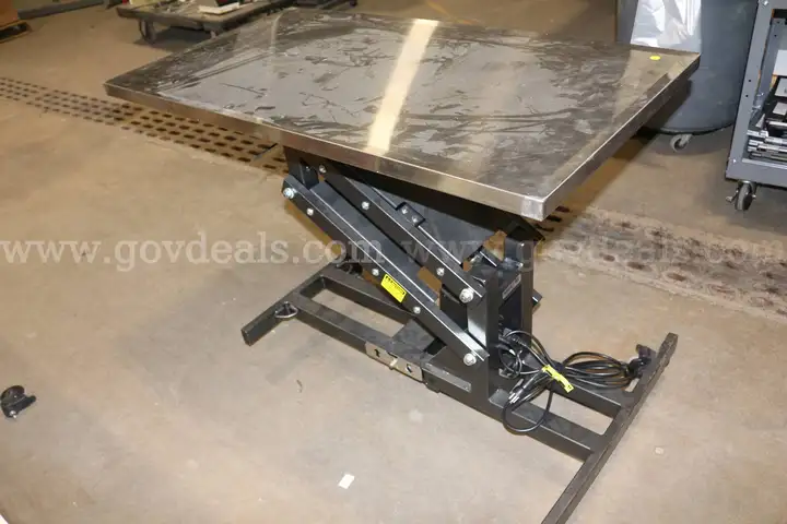 (1) Shor-Line Electric Lift Grooming Table