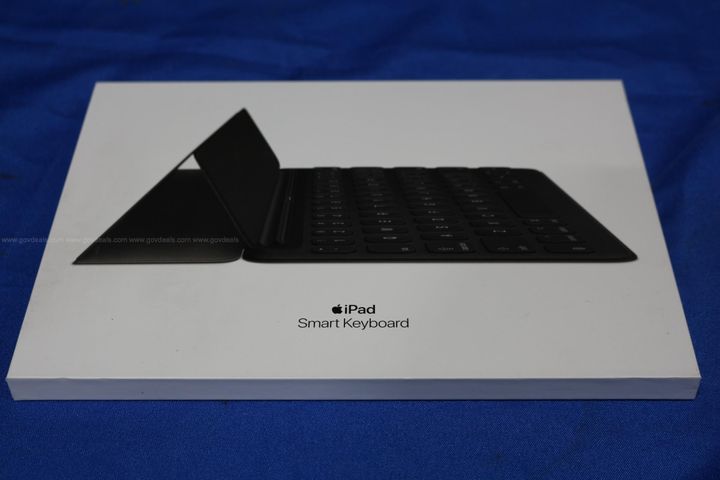 (1) Apple Smart Keyboard A1829 