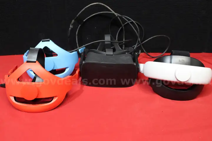 (1) Oculus VR, (1) Kiwi VR Headband, (2) VR Headbands