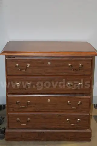 (1) Wooden 4-Drawer Dresser &#x2013; Lockable Storage Cabinet