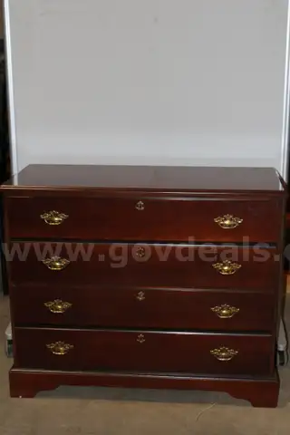 (1) Wooden 4-Drawer Dresser &#x2013; Brass Handles, Classic Finish
