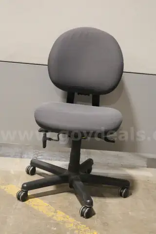 (1) Steelcase Grey Fabric Task Chair &#x2013; Adjustable Back &#x26; Seat, Rolling Base
