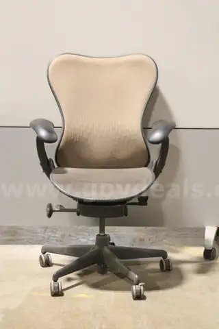 (1) Herman Miller Mirra Ergonomic Mesh Office Chair