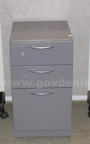 (1) Steelcase 3-drawer filing cabinet