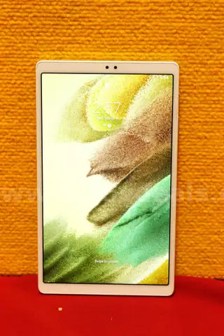 (1) Samsung Galaxy J7