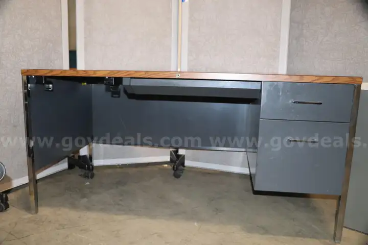 (1) Steelcase Desk