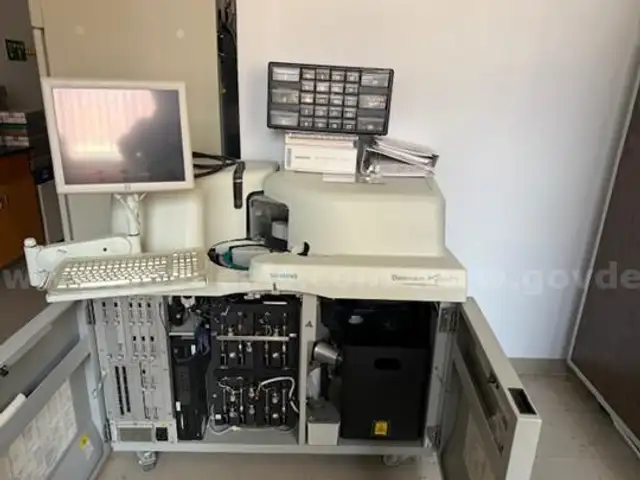 Clinical laboratory chemistry analyzer