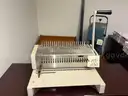 Comb binding machine, Tah Hin 210pb, no idea if it works
