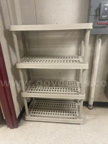 Storage shelves - Lot 340