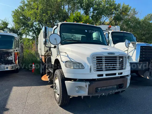2012 Freightliner M2 STREET SWEEPER / 126082 - LOT27 - R