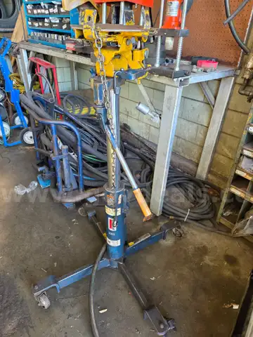 Hein-Werner HW93720 1/2 Ton Air/Hydraulic Telescopic Transmission Jack