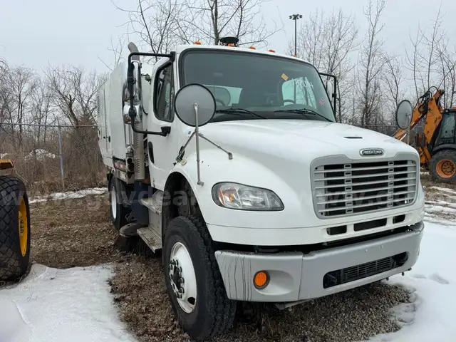 2018 Freightliner M2 Street Sweeper / LOT431- 187014 - R