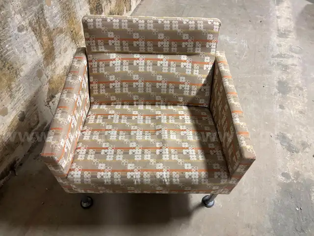 (1) Lounge Chair