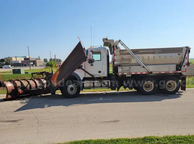 2010 Mack Tandem Truck w/attachments