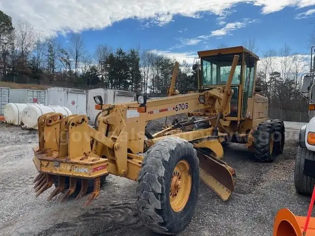 1989 JOHN DEERE 670B MOTOR GRADER