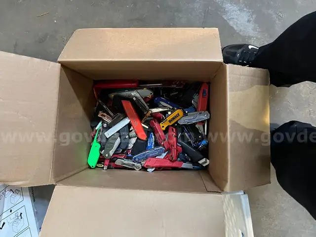 UTILITY KNIVES APPROX 30 LBS
